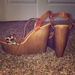 Breckelle’s wedges with cheetah print strap size 7